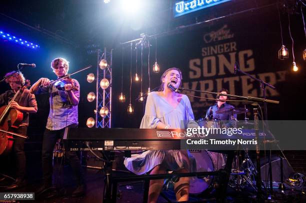 Annul Singer 31 Streetlight Cadence Stock Photos, High-Res Pictures, and Images ...