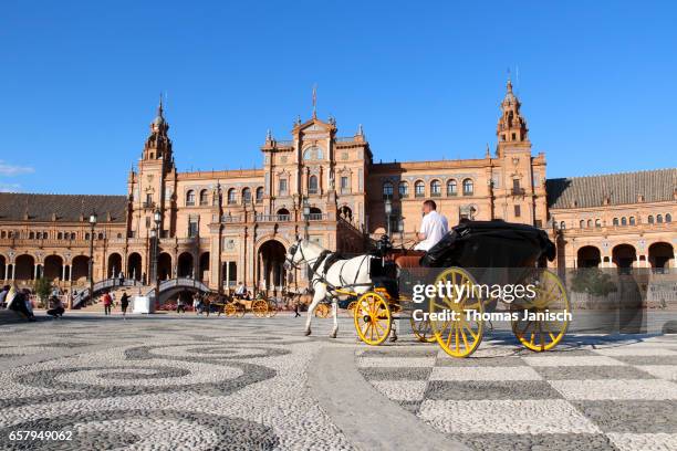 horse-drawn carriage at plaza de espana, seville - coche de caballos fotografías e imágenes de stock