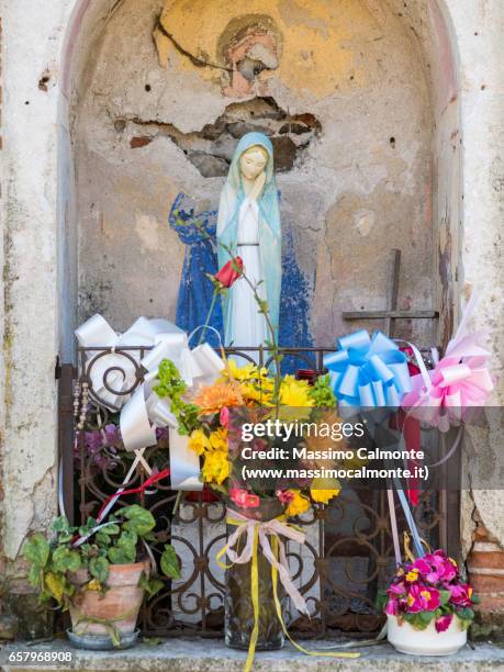 holy vergine maria statue on the road - cattolicesimo - fotografias e filmes do acervo