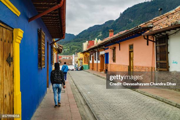 bogotá, colombia - spanish colonial style architecture and brightly painted walls in the historical centre of the andean capital city. - plaza del chorro de quevedo stock pictures, royalty-free photos & images