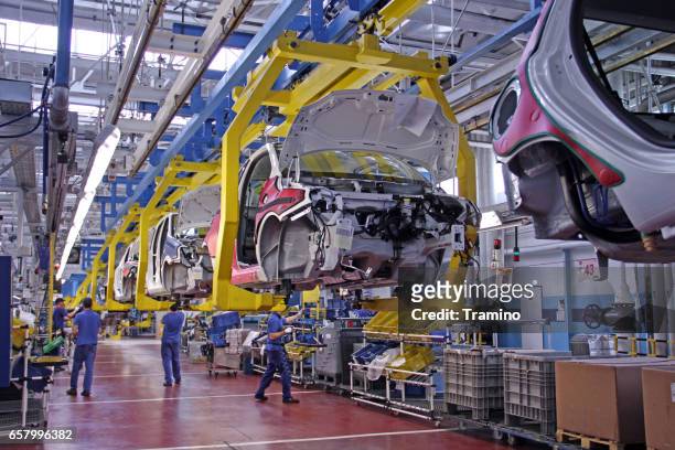 moderne fahrzeuge auf der fertigungslinie - car production line stock-fotos und bilder