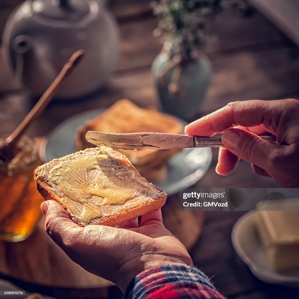 Toast mit Honig zum Frühstück
