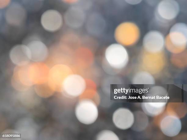 close-up of defocused light in the shape of circles - resplandor del objetivo stock pictures, royalty-free photos & images