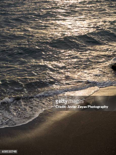 seashore at sunset - olas rompientes stock-fotos und bilder