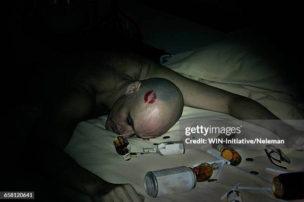 high angle view of a drunk man with red lipstick mark on his head - passed out drunk 個照片及圖片檔