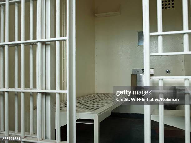 open door to prison cell - prisão imagens e fotografias de stock