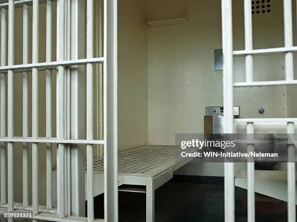 open door to prison cell - prison bars 個照片及圖片檔