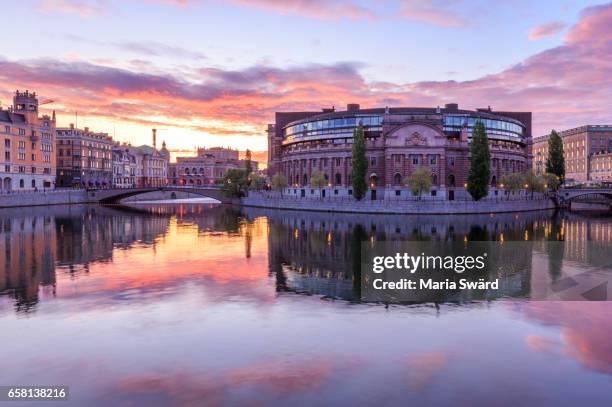 stockholm -  parliament house at beautiful sunrise - sveriges riksdag stockfoto's en -beelden
