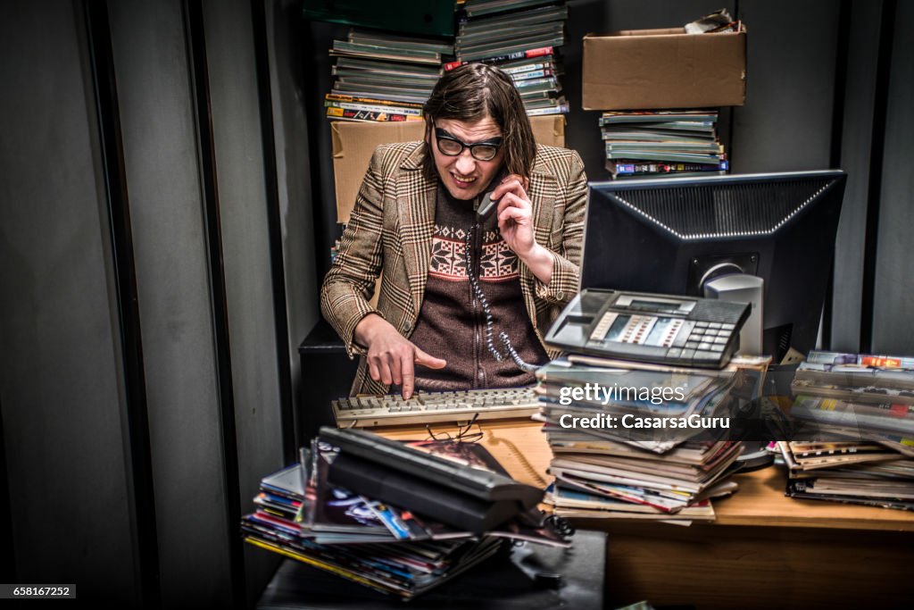 Konzept-Bild von einem anstrengenden Tag in einem winzigen Büro