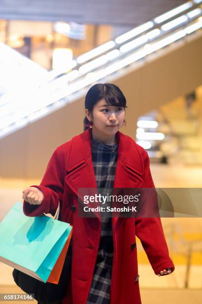 jeune femme émouvante l’étage après shoppting - kyobashi tokyo photos et images de collection