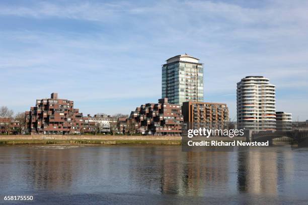 riverside apartments - vauxhall brücke stock-fotos und bilder