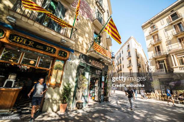 barcelona-straßen mit touristen, geschäfte und cafés, spanien - gotisches viertel barcelona stock-fotos und bilder