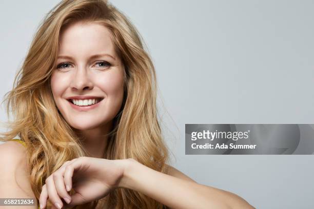portrait shot of young beautiful woman - beautiful blondes stockfoto's en -beelden