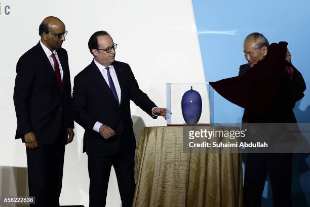 Chairman ISEAS Board of Trustees, Wang Gungwu presents a pottery gift to French President Francois Hollande as Singapore Deputy Prime Minister and...