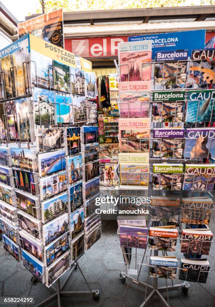 barcelona stadtführer und postkarten auf der straße, spanien zu verkaufen - barcelona postcard stock-fotos und bilder