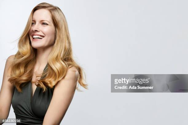 studioshot of young beautiful woman with long blonde hair - capelli biondi foto e immagini stock