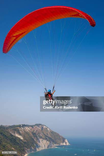 man paragliding over the mediterranean sea - parapente fotografías e imágenes de stock