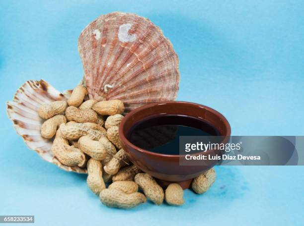 scallop shell filled with snacking peanuts - ingrediente 個照片及圖片檔