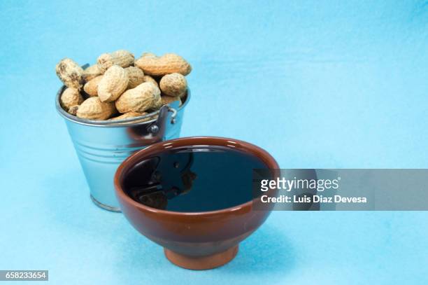 metal bucket filled with snacking peanuts - ingrediente 個照片及圖片檔