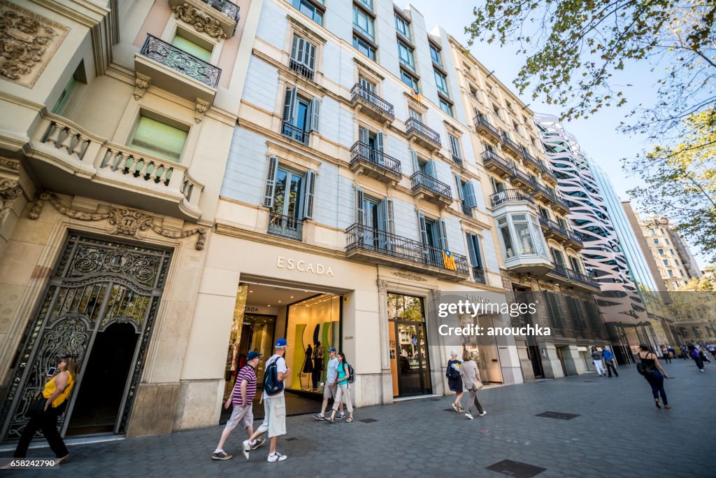 Mensen winkelen in Barcelona, Spanje Spanje