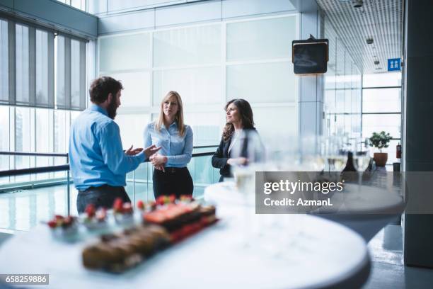 geschäftsgespräch in pause - sektempfang stock-fotos und bilder