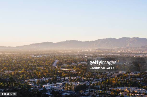 the 101, hollywood freeway extending into the valley - hollywood california - fotografias e filmes do acervo
