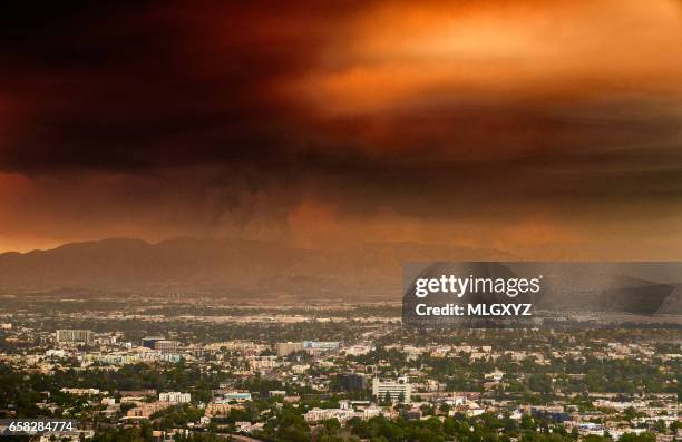 smoke from the sand fire in the san fernando valley - san fernando california stock-fotos und bilder