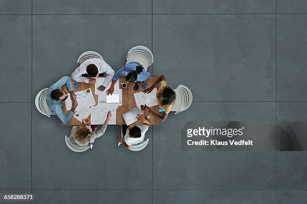 top view of creative businesspeople having meeting - overhead view fotografías e imágenes de stock