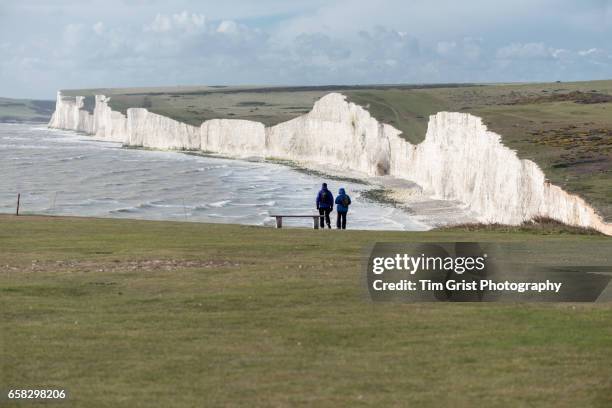 hikers near the seven sisters cliffs - seven sisters acantilado fotografías e imágenes de stock