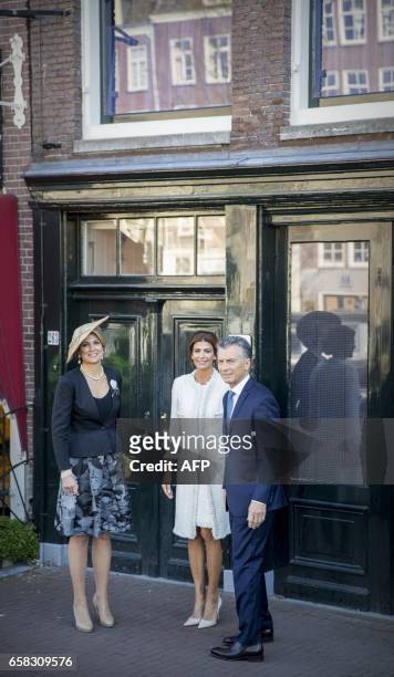 Argentinian president Mauricio Macri , his wife Juliana Awada and Dutch queen Maxima pose in front of the House of Anne Frank in Amsterdam, on March...