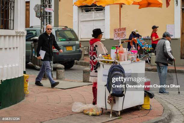 bogotá, colombia - straatvoedsel in la candelaria, het historische centrum van de hoofdstad. - la candelaria bogota stockfoto's en -beelden