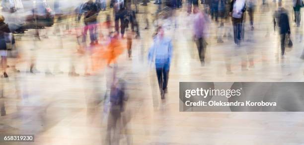 fast moving crowd of commuters at grand central station in new york. - supporter foot fotografías e imágenes de stock