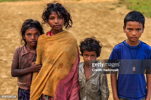 gruppe der armen indischen kinder in pokhara, nepal - asian beggar stock-fotos und bilder