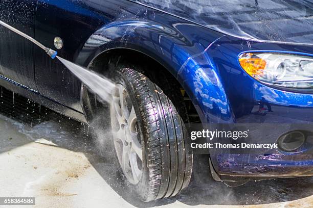 car wash - car splashing water on people stock pictures, royalty-free photos & images