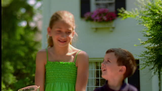 https://media.gettyimages.com/id/658378269/video/a-young-boy-at-a-lemonade-stand-holds-out-a-glass-of-lemonade.jpg?b=1&s=640x640&k=20&c=z2rmyyDEF5BXfD7UO6KJY9-sQ5XRf-C3DFRe1t0SrOI=