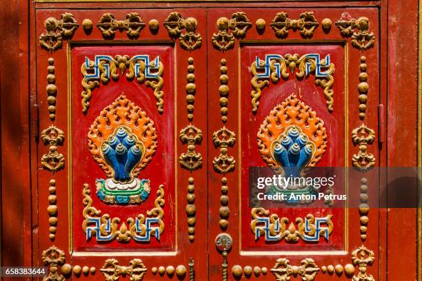doors of gandantegchinlen (gandan) monastery, ulaanbaatar, mongolia - ulan bator stock-fotos und bilder