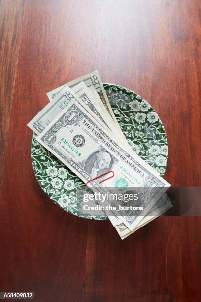 high angle view of dollar notes on plate - gratuity - fotografias e filmes do acervo