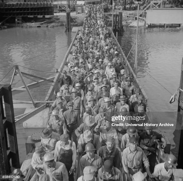 Workers Leaving Pennsylvania Shipyards, Beaumont, Texas, USA, John Vachon for Office of War Information, May 1943.