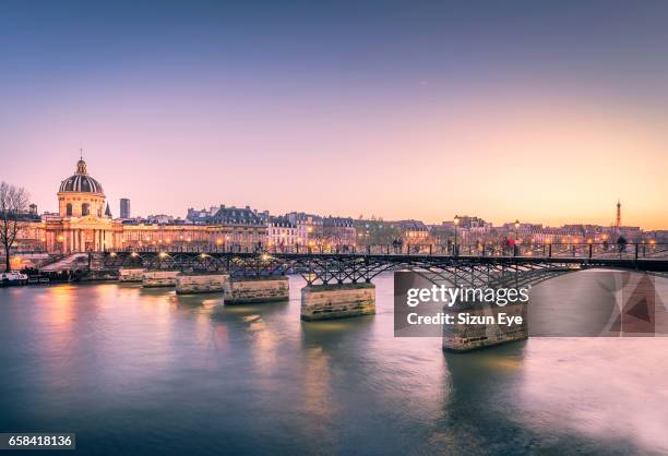 post des arts bridge over the seine river at spring sunset in paris, france. - barrio saint germain des prés fotografías e imágenes de stock