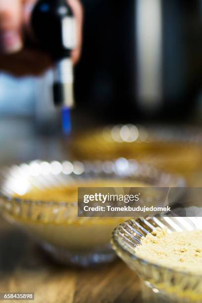 creme brulee - speisen und getränke stockfoto's en -beelden