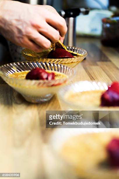 creme brulee - speisen und getränke stock pictures, royalty-free photos & images