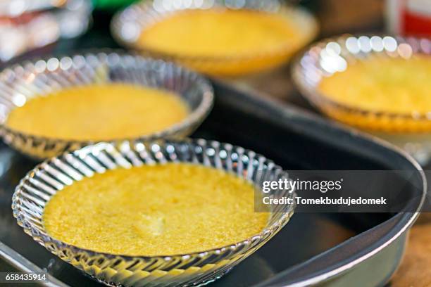 creme brulee - speisen und getränke stockfoto's en -beelden