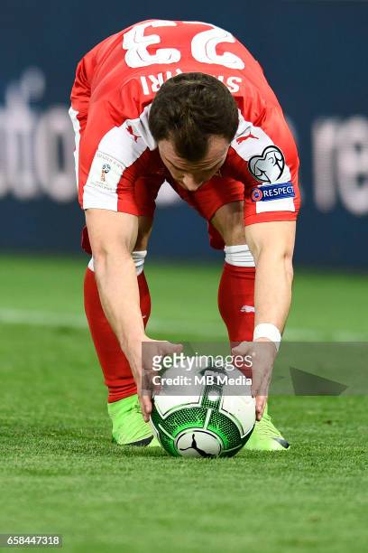 Genf; Fussball WM Quali - Schweiz - Lettland;"Xherdan Shaqiri legt sich den Ball für einen Freistoss zurecht"