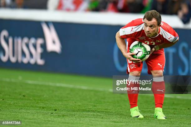 Genf; Fussball WM Quali - Schweiz - Lettland;"Xherdan Shaqiri trocknet den Ball für einen Freistoss"