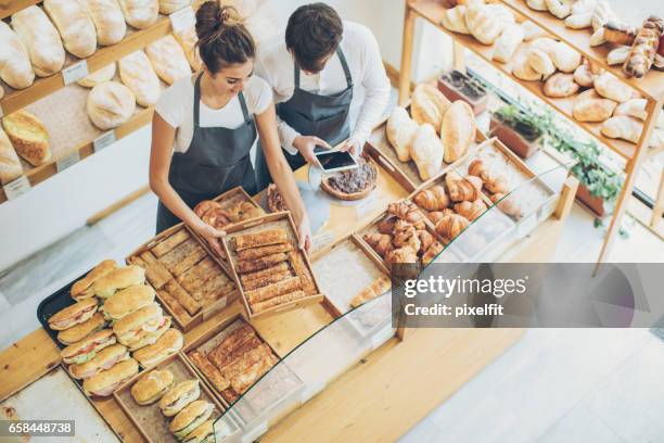 klaar voor het ontbijt - bakery stockfoto's en -beelden