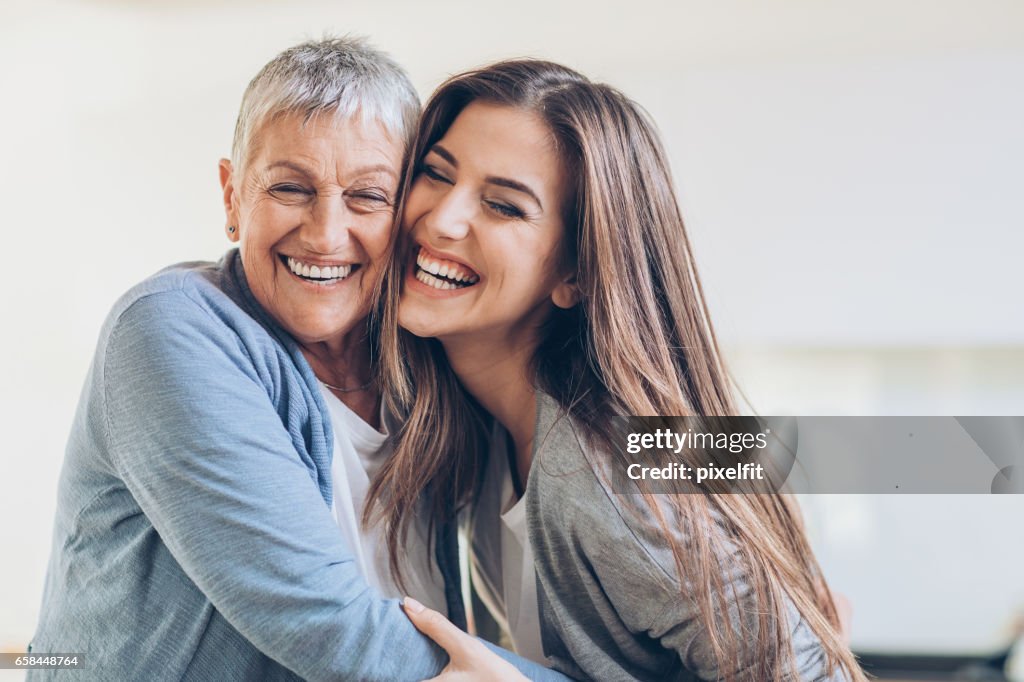 Feliz adultos madre e hija abrazando