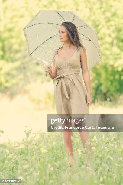 spring walk - gente comune stockfoto's en -beelden