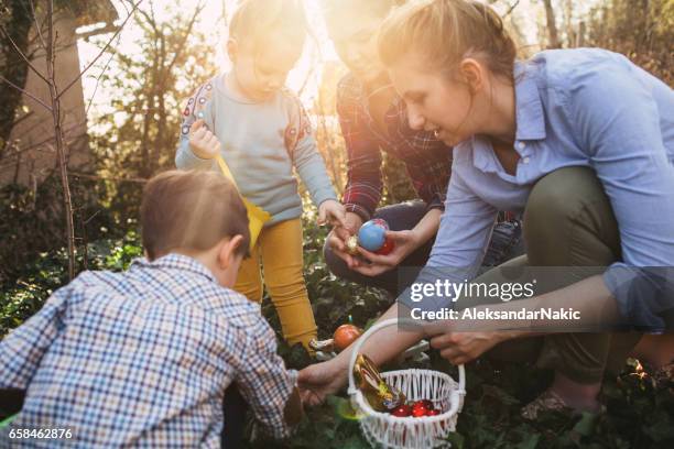 ostereiersuche - eggs in basket stock-fotos und bilder