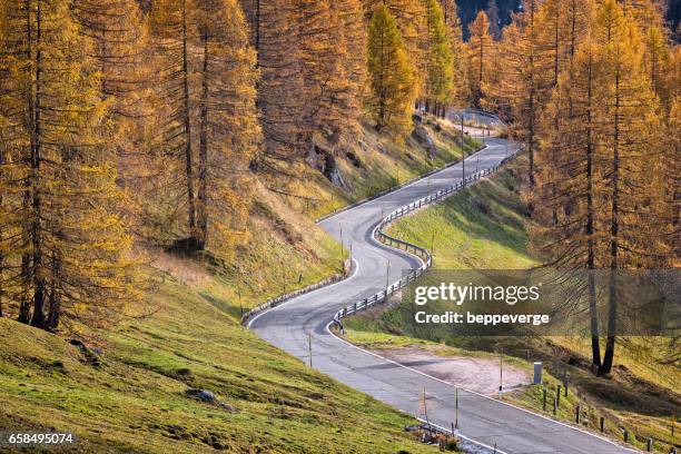 dolomites road - colfosco stockfoto's en -beelden