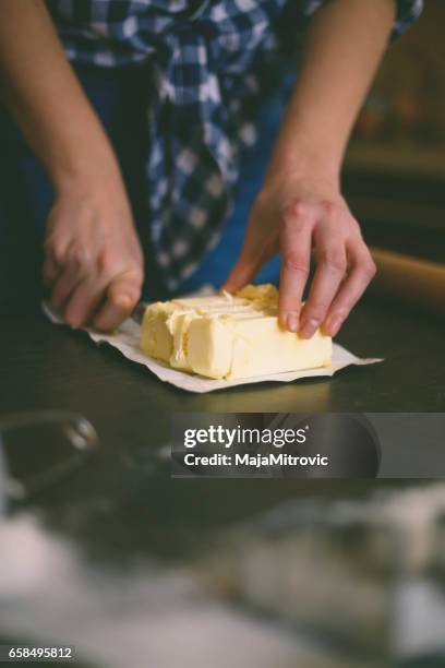 asimiento de la mano el cuchillo corte la mantequilla - margarina fotografías e imágenes de stock